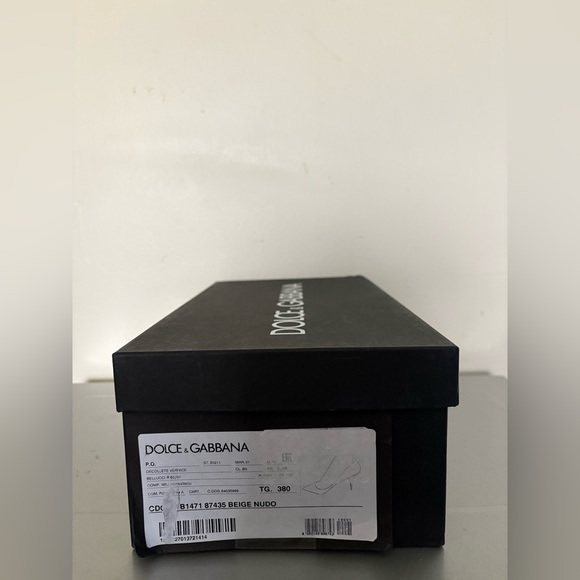 Dolce & Gabbana NWT US7 / IT38 Beige Patent leather Pointed-Toe Mid Heel Pumps. - Picture 10 of 11